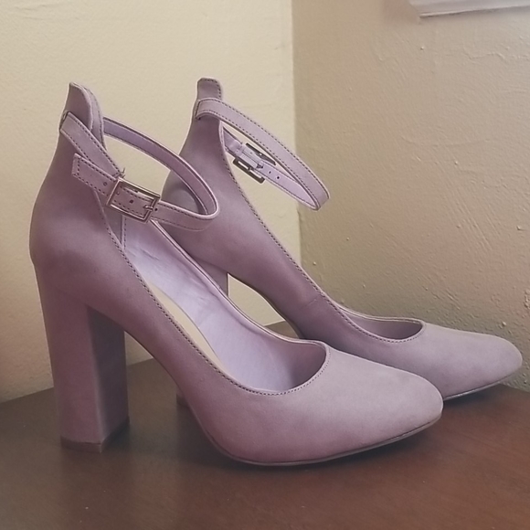 Shoe Dazzle Shoes - Shoedazzle "Ulyssa" lavender chunky heels